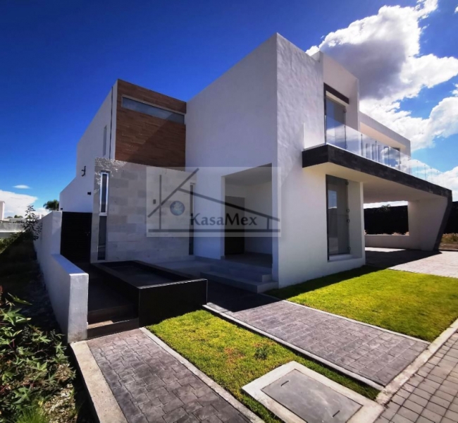 Queretaro Balcones de Juriquilla Modern Residence with private swimming pool gated community Brand new
